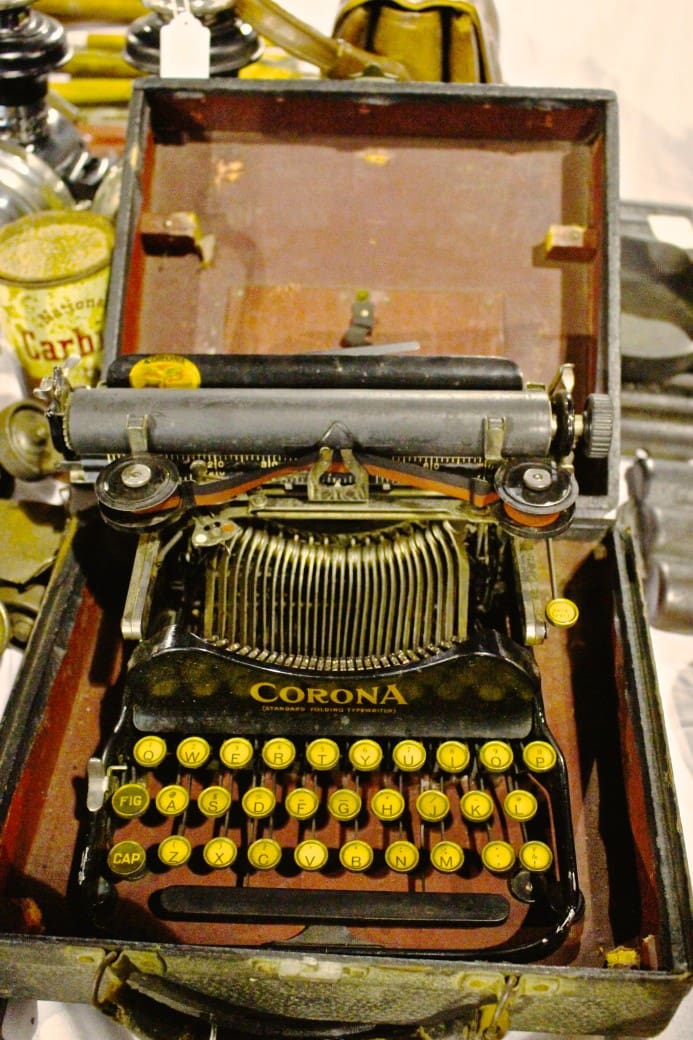 127-yard-sale-corridor-frankfurt-covington-kentucky-vintage-corona-typewriter-black