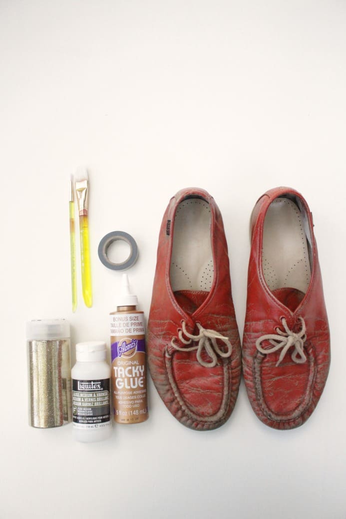 How to make Fancy DIY glitter holiday shoes from Dear Handmade LIfe