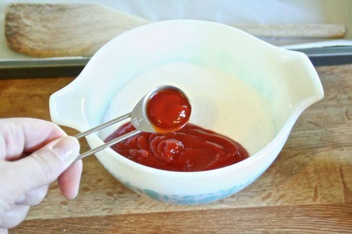 How to Make Sriracha Salt on Dear Handmade Life